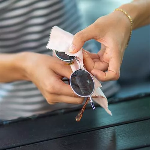 Les habitudes à adopter pour le nettoyage régulier de vos lunettes